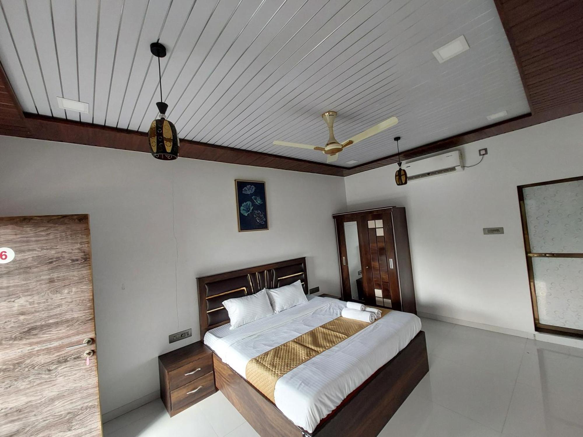 The Village Resorts Karjat Bilik gambar
