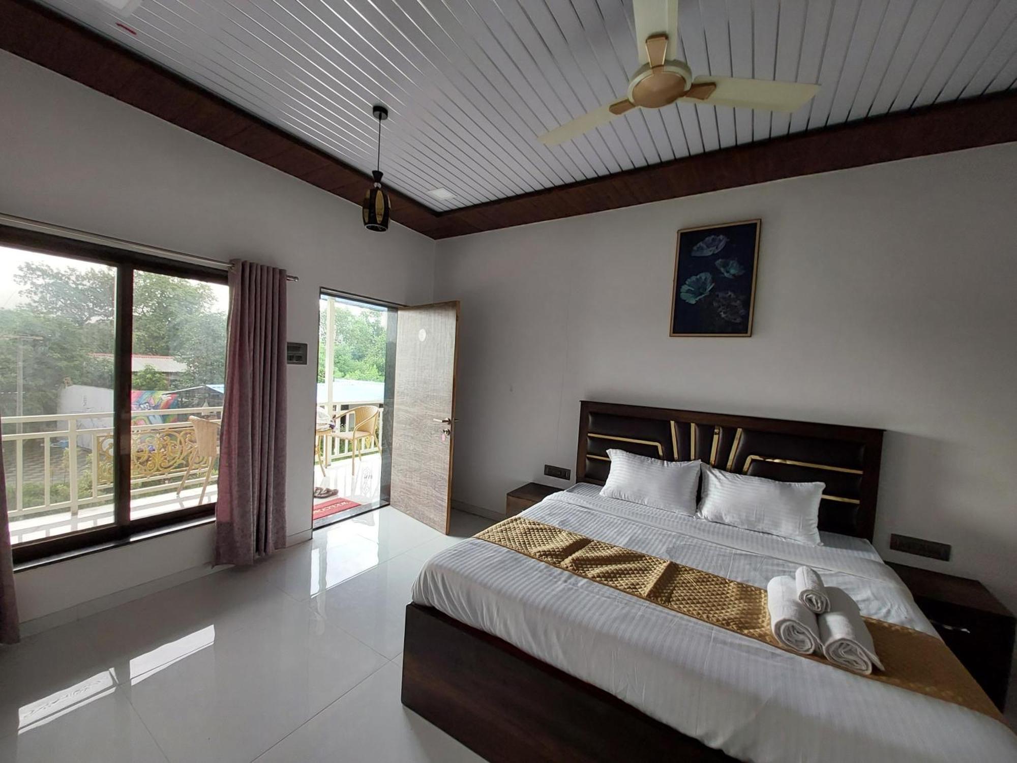 The Village Resorts Karjat Bilik gambar